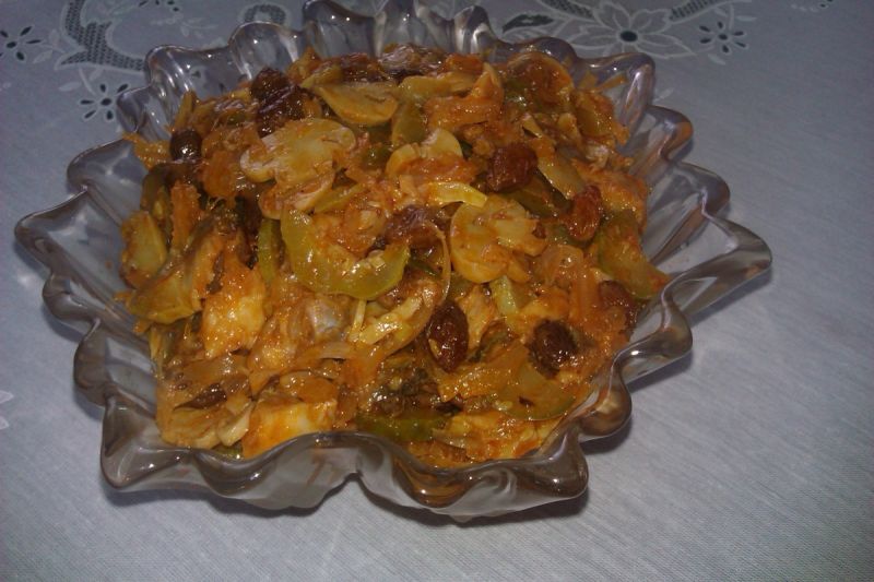 Sałatka śledziowa z rodzynkami