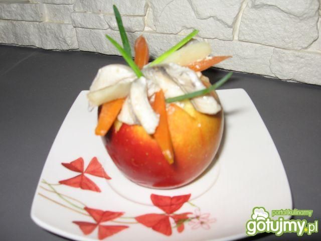 Sałatka śledziowa z rodzynkami w jabłku Sałatka śledziowa z rodzynkami w jabłku