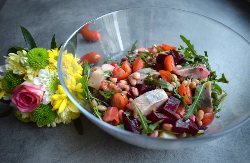 Sałatka śledziowa z rukolą, burakiem i fasolą Sałatka śledziowa z rukolą, burakiem i fasolą