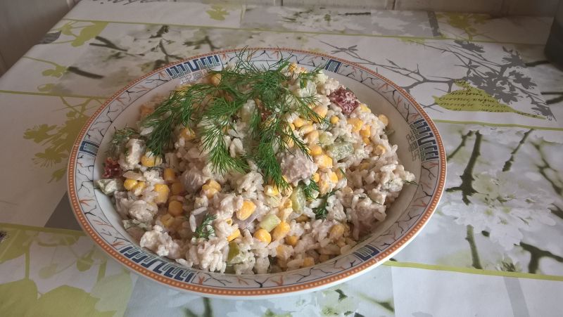 Sałatka śledziowa z ryżem i koperkiem