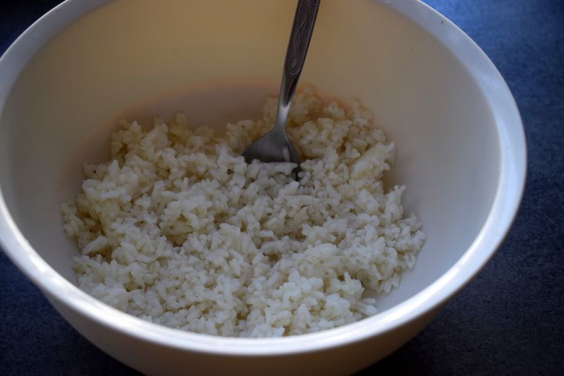 Sałatka śledziowa z ryżem, porem i burakiem