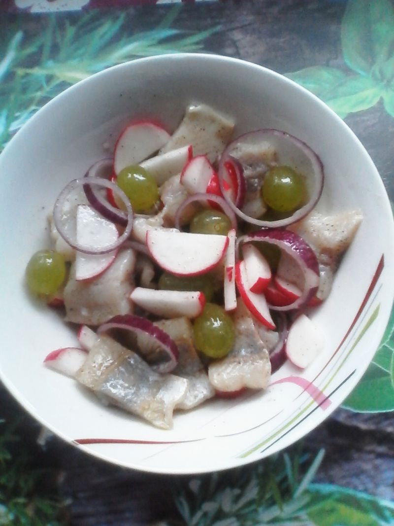 Sałatka śledziowa z rzodkiewką