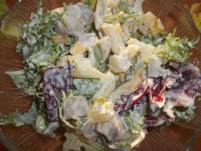 Sałatka śledziowa z sałatą