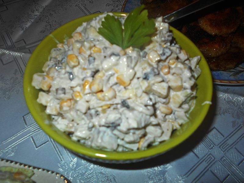 Sałatka śledziowa z selerem i pieczarkami