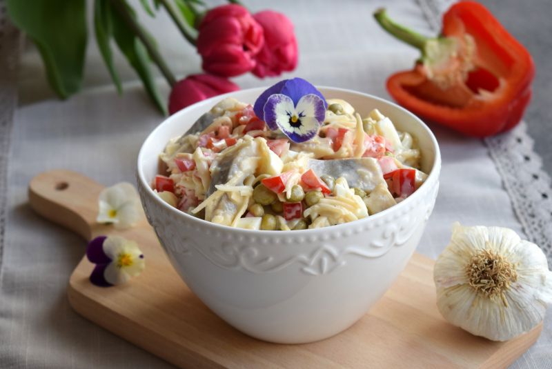 Sałatka śledziowa z selerem konserwowym i serem