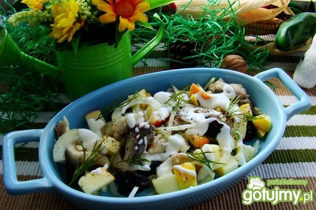 Sałatka śledziowa z śliwką i jabłkiem 