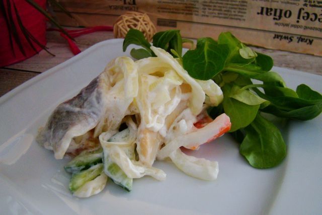 Sałatka śledziowa z sosem jogurtowym 