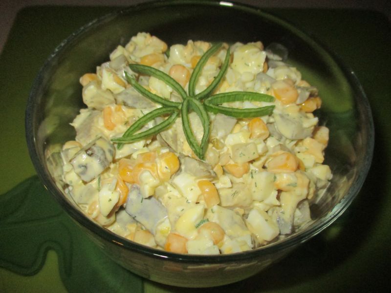 Sałatka śledziowa z sosem ziołowo - koperkowym