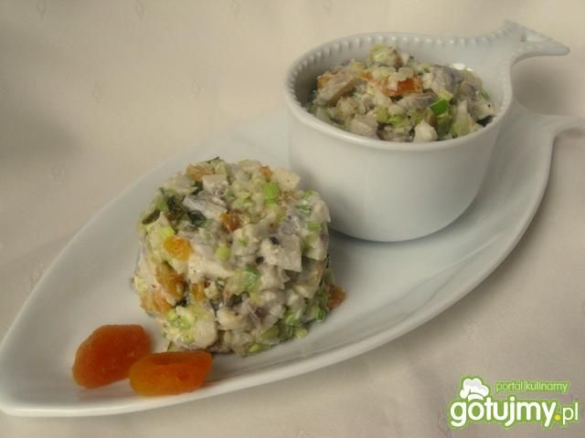 Sałatka śledziowa z suszonymi morelami Sałatka śledziowa z suszonymi morelami