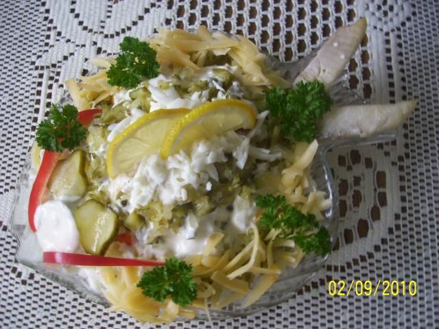 Sałatka śledziowa z żółtym serem