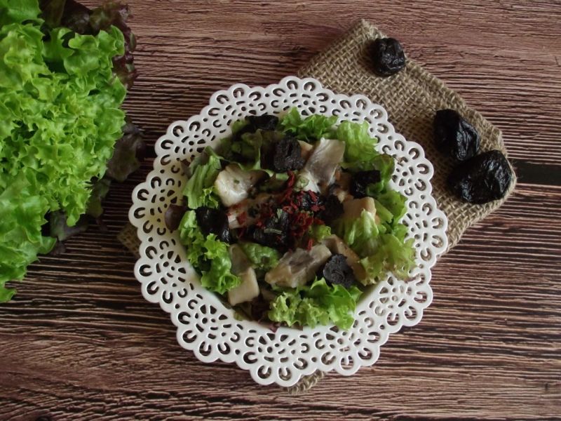 Sałatka śledziowa ze śliwką Sałatka śledziowa ze śliwką