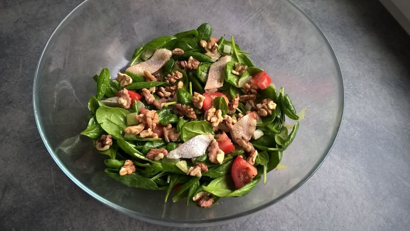 Sałatka śledziowa ze szpinakiem i orzechami