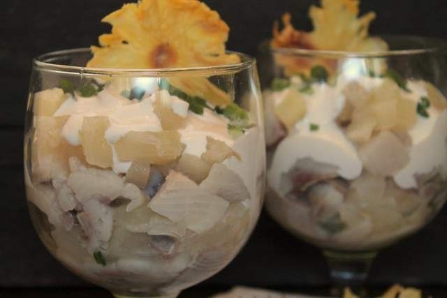 Sałatka śledziowe z ananasem