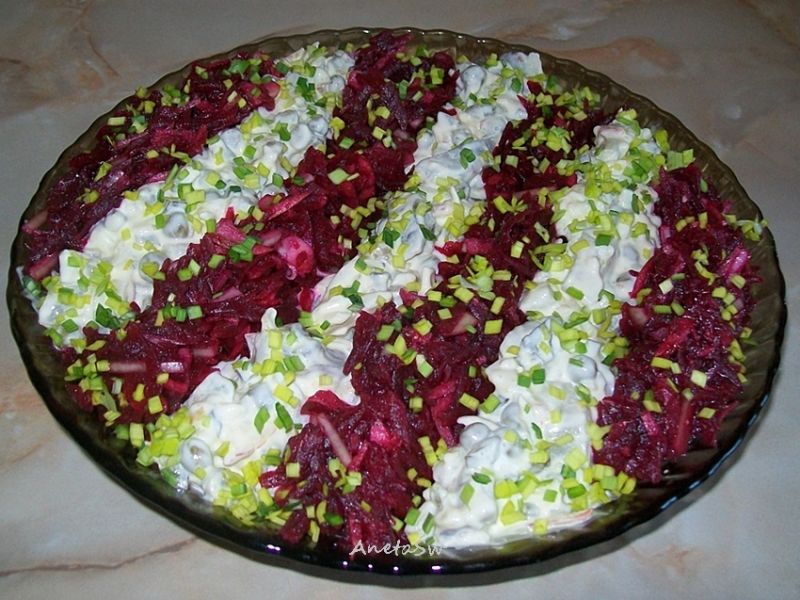 Sałatka śledziowo-buraczkowa w paski