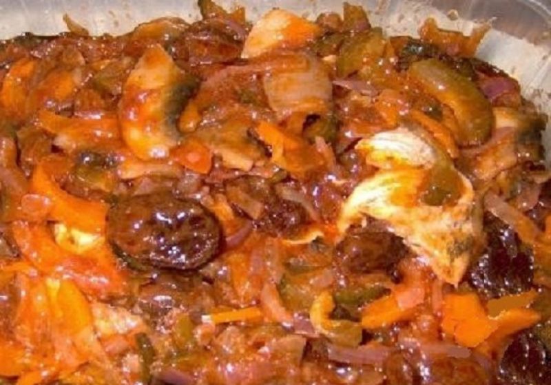 Sałatka śledziowo-pomidorowa z rodzynkami Sałatka śledziowo-pomidorowa z rodzynkami