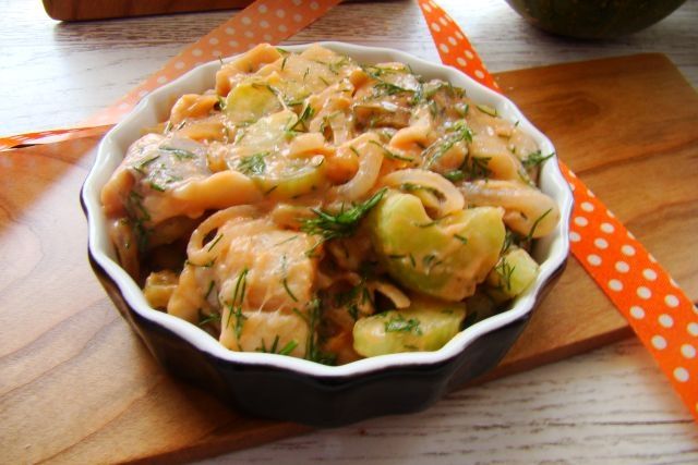 Sałatka śledziowo selerowa