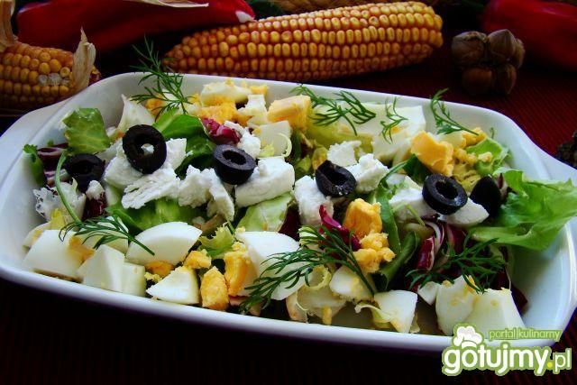 Sałatka śniadaniowa z jajkiem i oliwkami