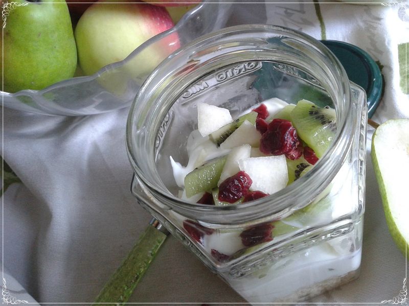 Sałatka śniadaniowa z kaszą kuskus i owocami