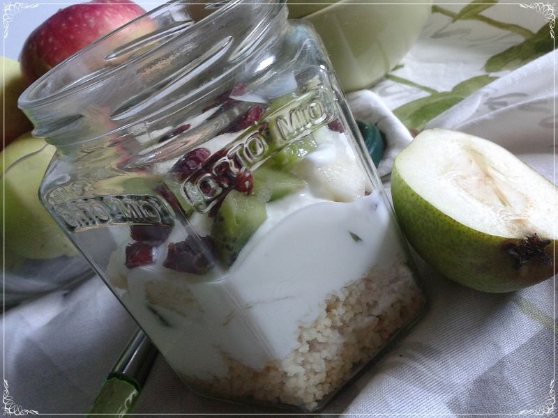 Sałatka śniadaniowa z kaszą kuskus i owocami