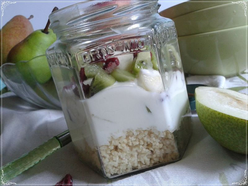 Sałatka śniadaniowa z kaszą kuskus i owocami