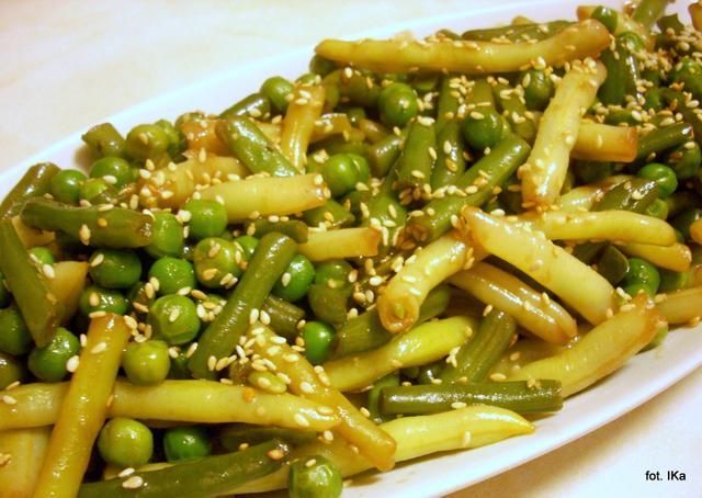 Sałatka strączkowa z sezamem