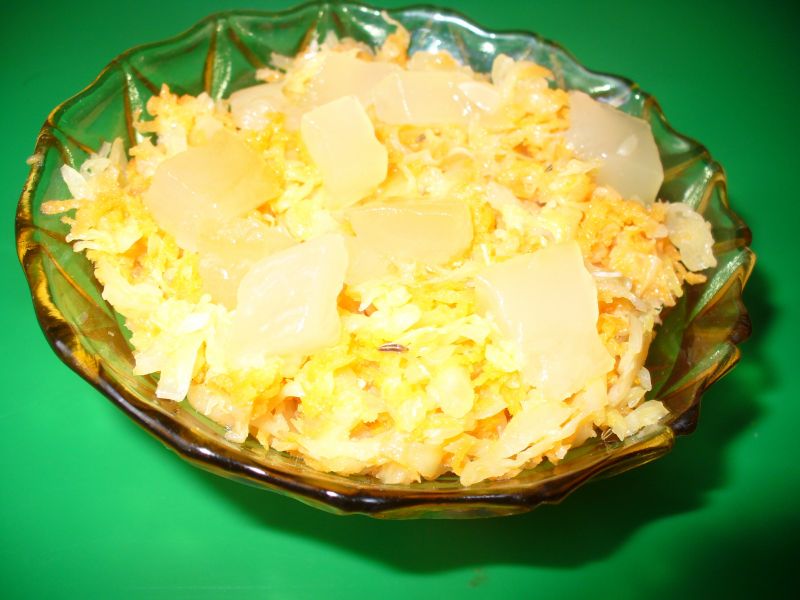 Sałatka - surówka z kapusty kiszonej z ananasem