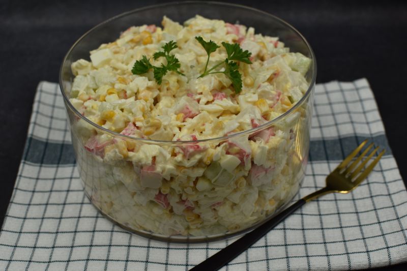 Sałatka świąteczna z paluszkami surmii