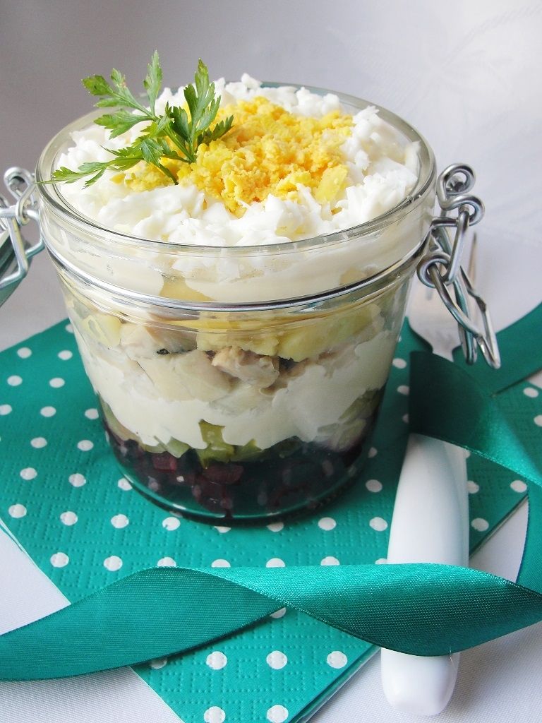 Sałatka świąteczna z śledziem i buraczkami