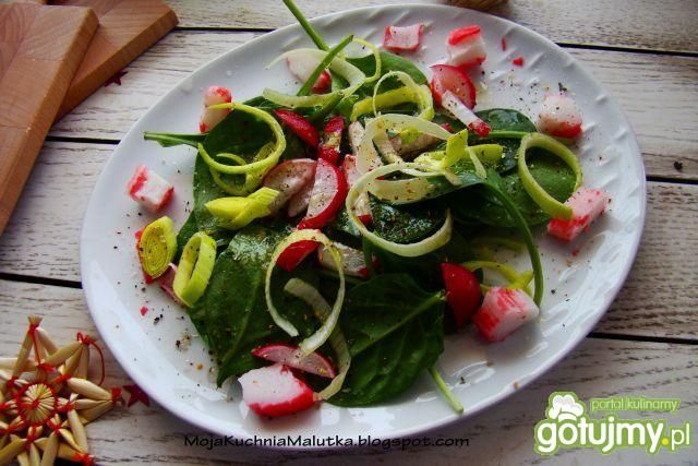 Sałatka szpinakowa z paluszkami krabowym