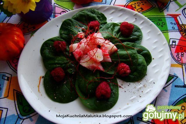 Sałatka szpinakowa z paluszkami krabowym