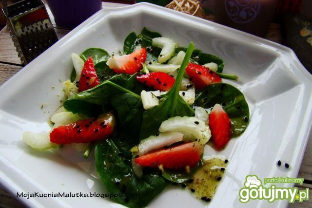 Sałatka szpinakowa z selerem i truskawka
