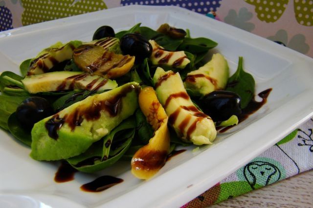 Sałatka szpinakowa z sosem balsamicznym   Sałatka szpinakowa z sosem balsamicznym