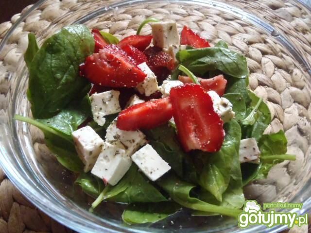 Sałatka szpinakowa z truskawkami Sałatka szpinakowa z truskawkami