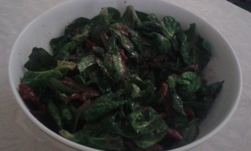 Sałatka szpinakowa z wątróbką