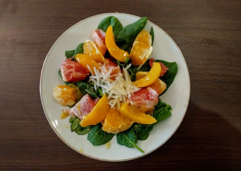 Sałatka szpinakowo-owocowa 