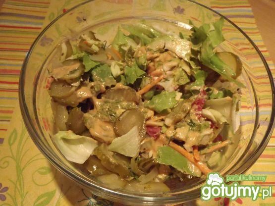 Sałatka szwedzka z sałatami.