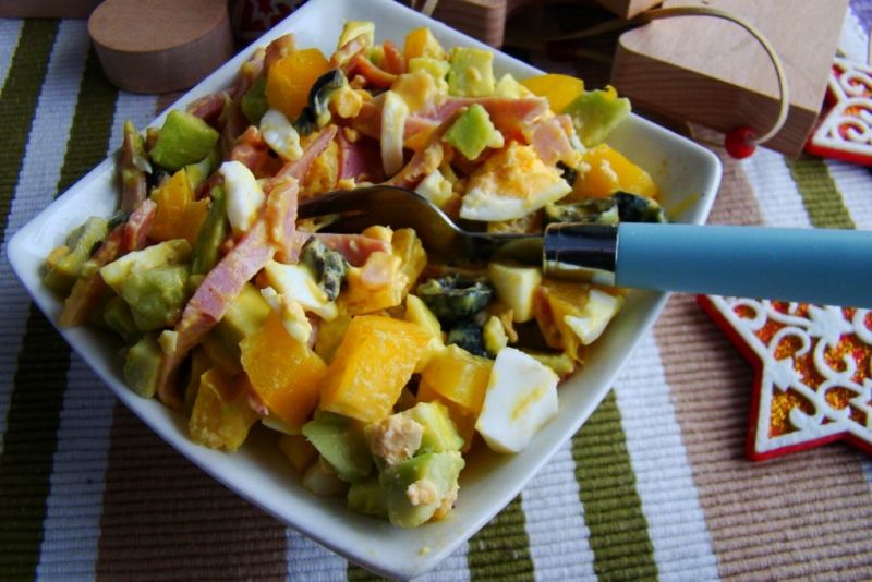 Sałatka szynkowa z awokado 
