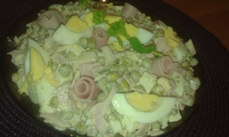 Sałatka szynkowa z groszkiem Sałatka szynkowa z groszkiem