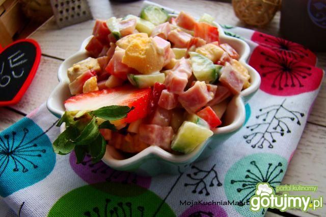 Sałatka szynkowa z truskawkami 