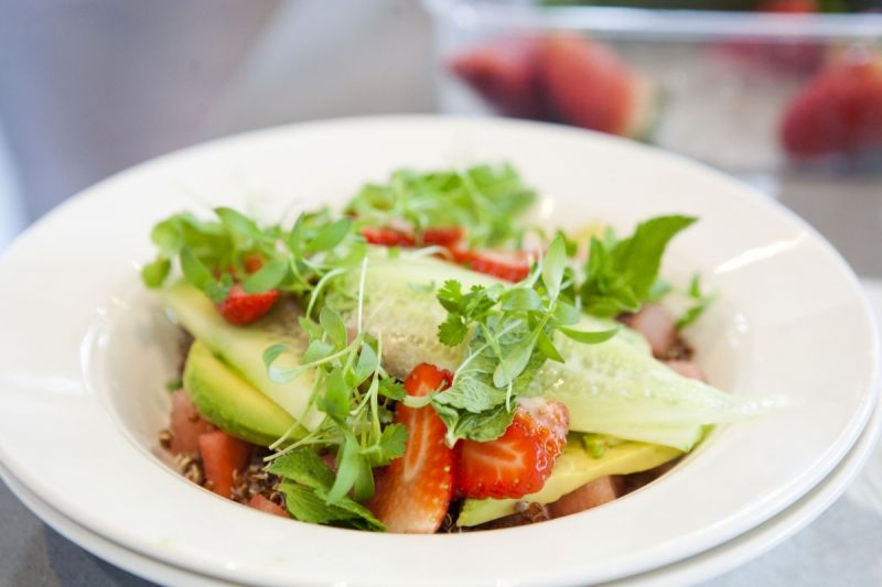 Sałatka tęcza na talerzu z kaszą guinoa  Sałatka tęcza na talerzu z kaszą guinoa