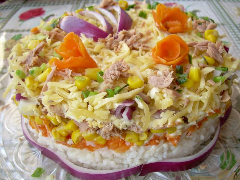 Sałatka tort z tuńczykiem Sałatka tort z tuńczykiem