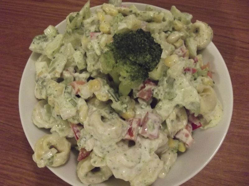 Sałatka tortelini z brokułem