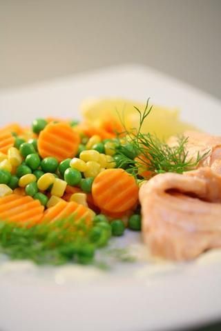 Sałatka TRIO z łososiem parowanym Sałatka TRIO z łososiem parowanym