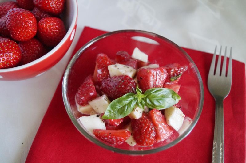 Sałatka 'truskawkowe caprese' Sałatka 'truskawkowe caprese'