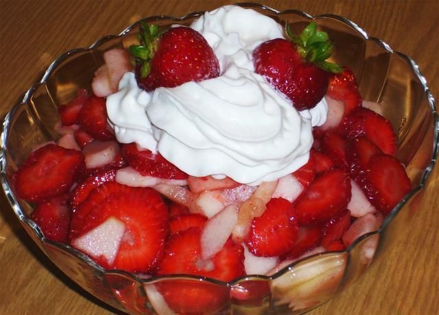 Sałatka truskawkowo-gruszkowa z nutką mi