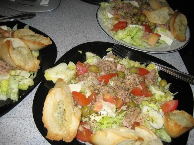 sałatka tuńczyk,mocarella, sałata benc!