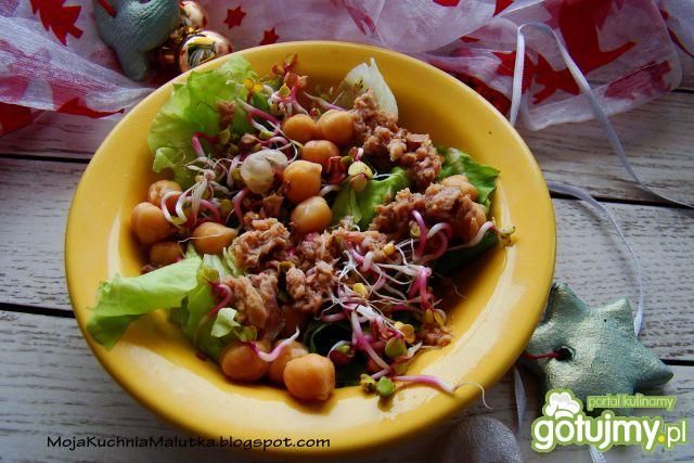 Sałatka tuńczykowa z cieciorką i kiełkam Sałatka tuńczykowa z cieciorką i kiełkam