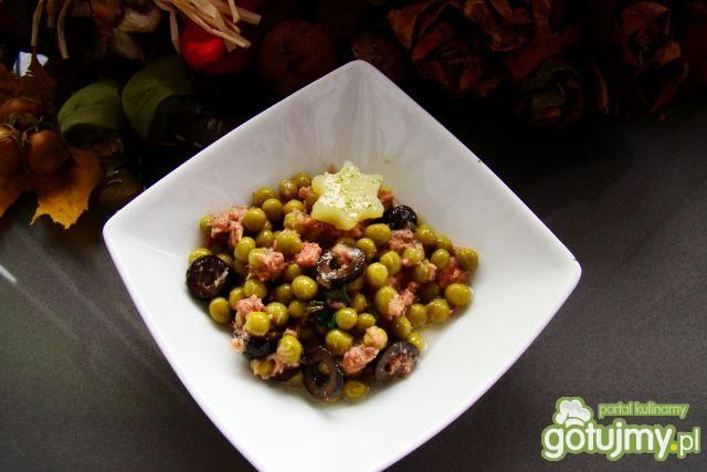 Sałatka tuńczykowa z groszkiem i oliwkam