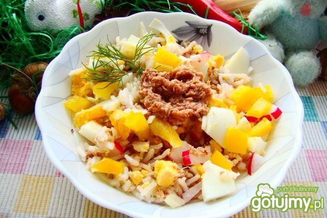 Sałatka tuńczykowa z jajkiem  Sałatka tuńczykowa z jajkiem