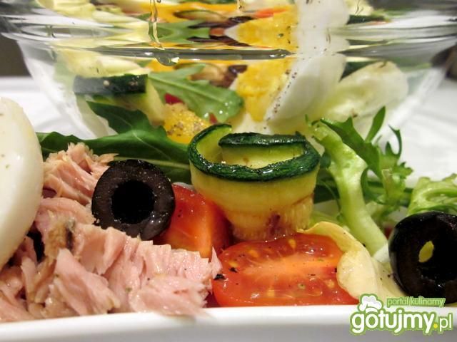 Sałatka tuńczykowa z jajkiem i warzywami